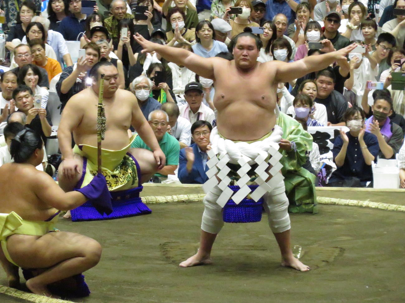 土俵入りを行った照ノ富士。太刀持ちは北青鵬（手前）、露払いは宝富士（土俵左から2人目）