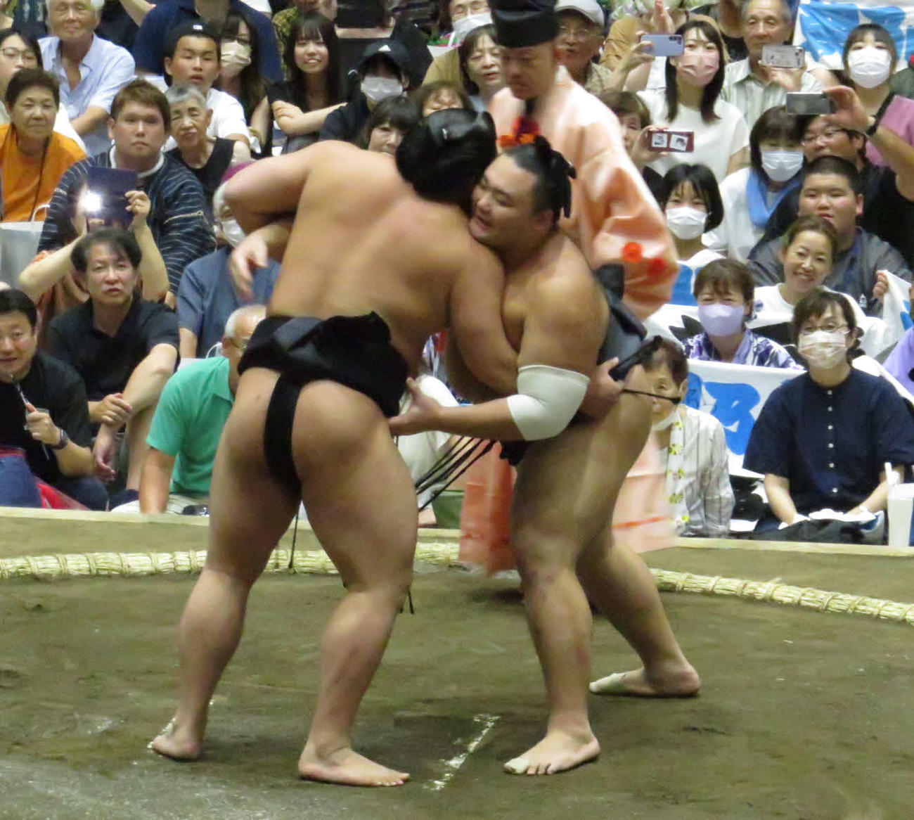 右足親指を痛めて地元ファンをヒヤリとさせたが、その後、番外取組で若元春（手前左）を破った朝乃山（同右）