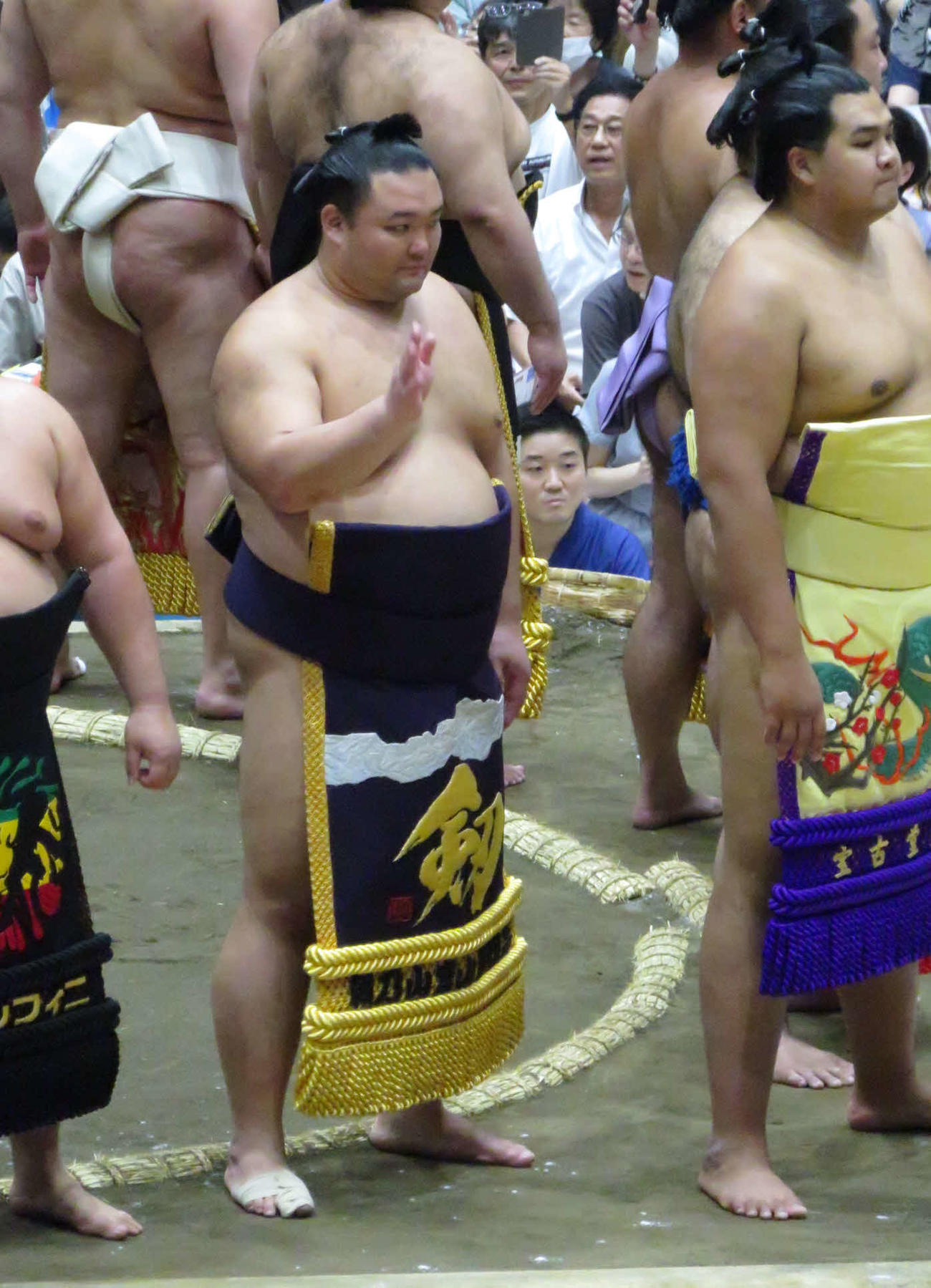 右足親指を痛めて地元ファンをヒヤリとさせたが、その後、土俵入りで手を振って声援に応えるなど、元気な姿を見せた朝乃山