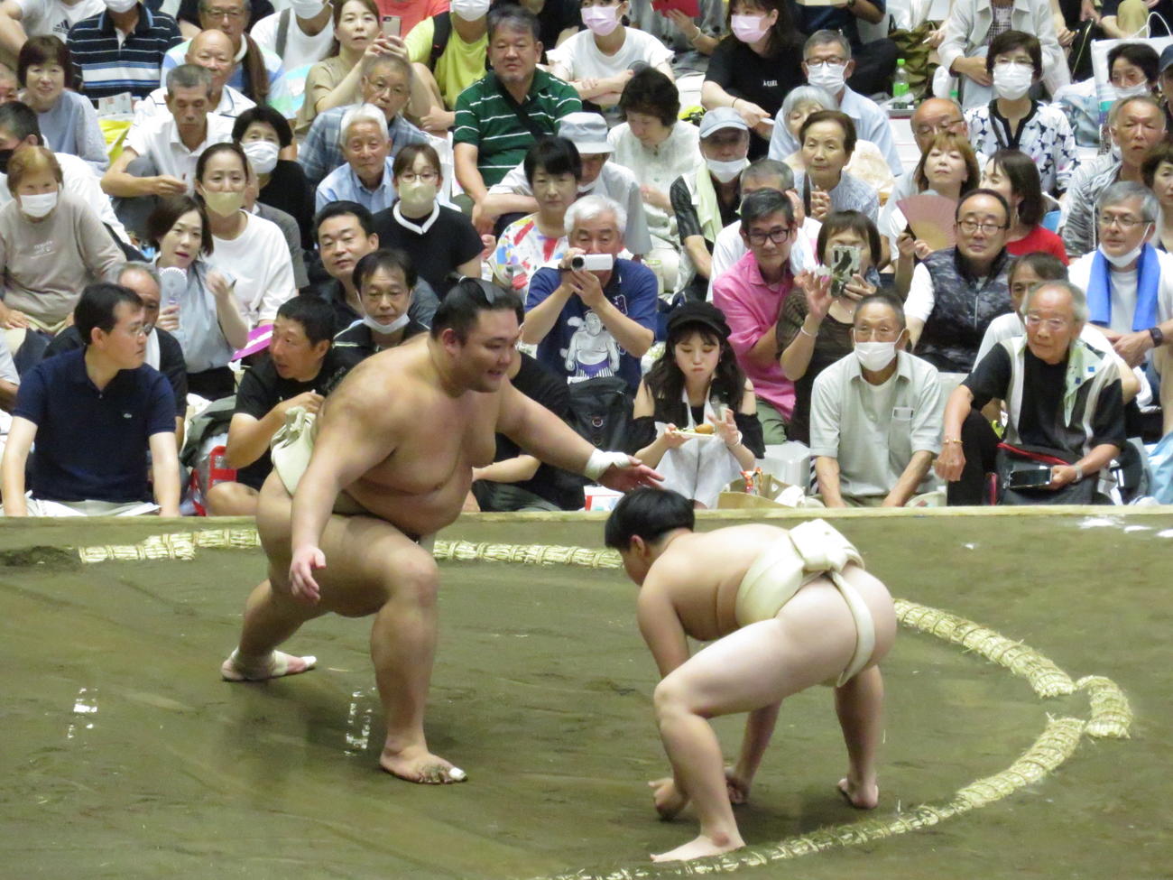 右足親指を痛めて地元ファンをヒヤリとさせたが、その後、元気に中高生の稽古に胸を出した朝乃山（手前左）