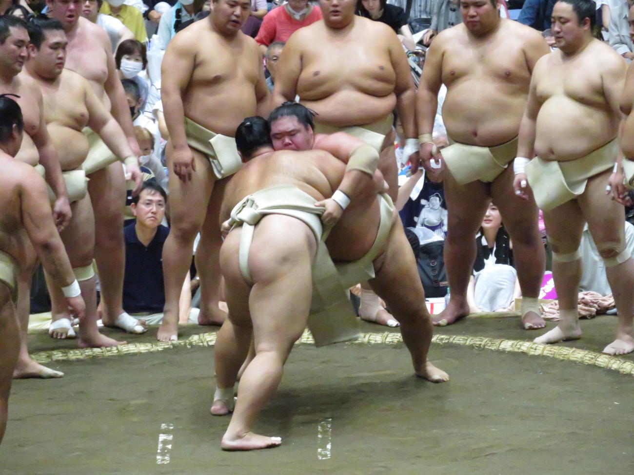 明生（手前右）と申し合いを行った朝乃山（同左）は、敗れた際に右足親指を痛めて場内をヒヤリとさせた