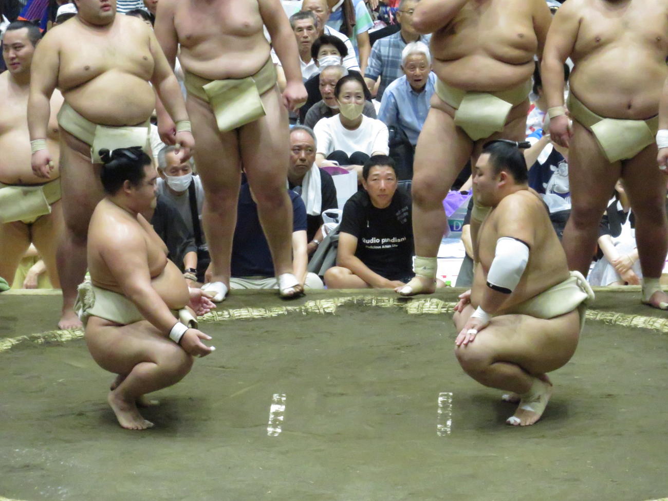 明生（左）との申し合いの立ち合い前に仕切る朝乃山
