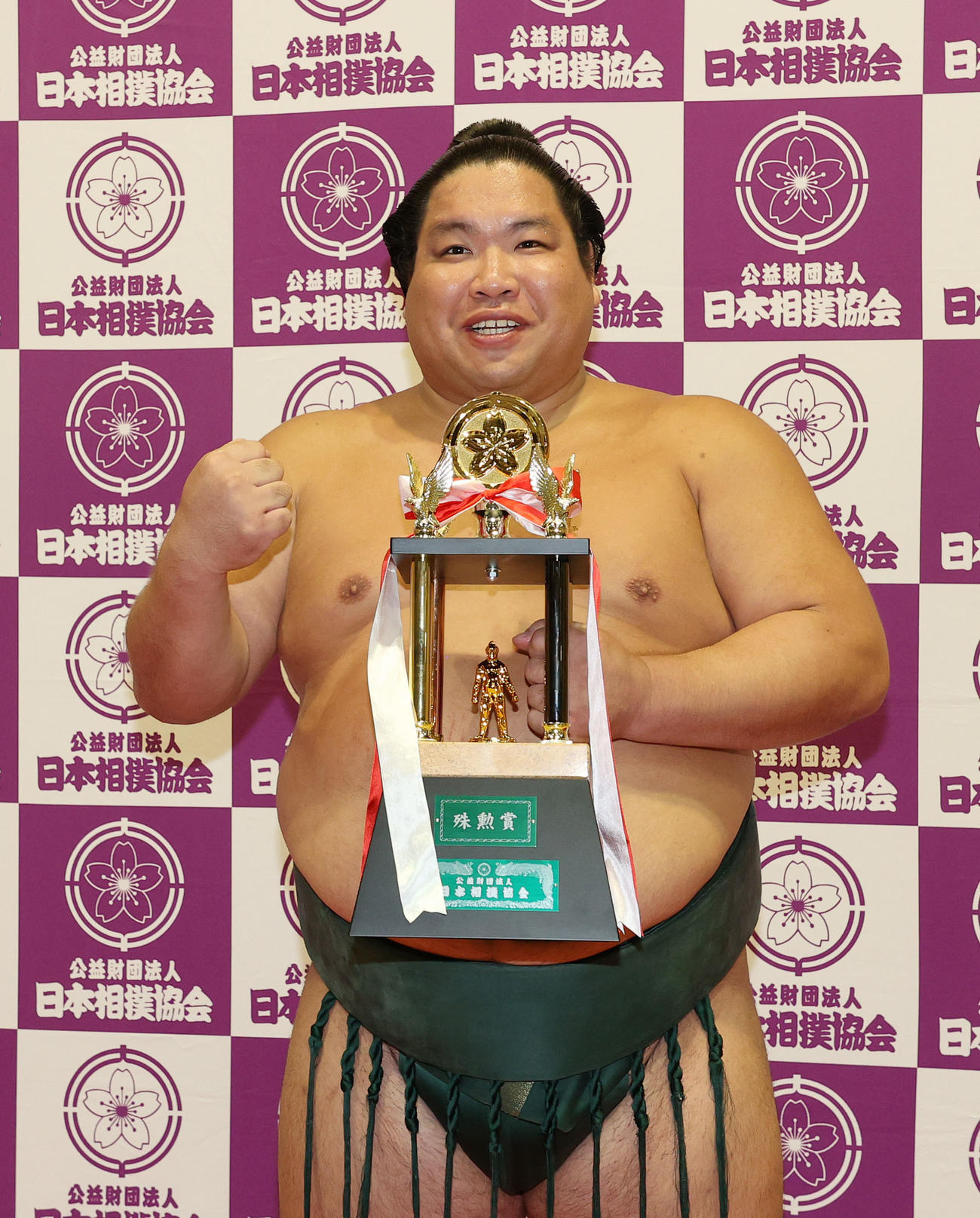 殊勲賞を受賞し、笑顔を見せる錦木（2023年7月23日撮影）