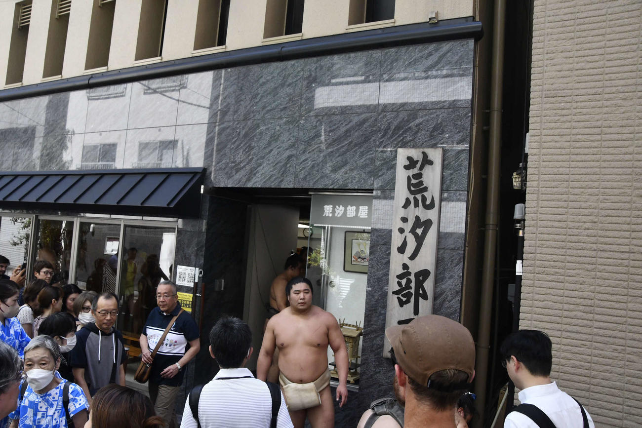 稽古後にファンとの写真撮影に応じる若元春（中央）（撮影・平山連）