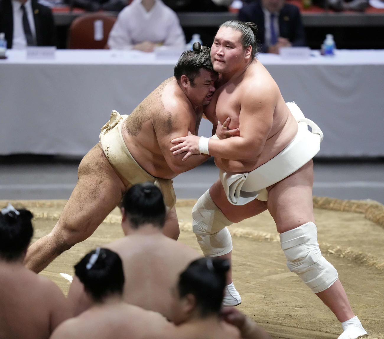 横審稽古総見で霧島（左）のぶつかり稽古に胸を出す照ノ富士（撮影・小沢裕）