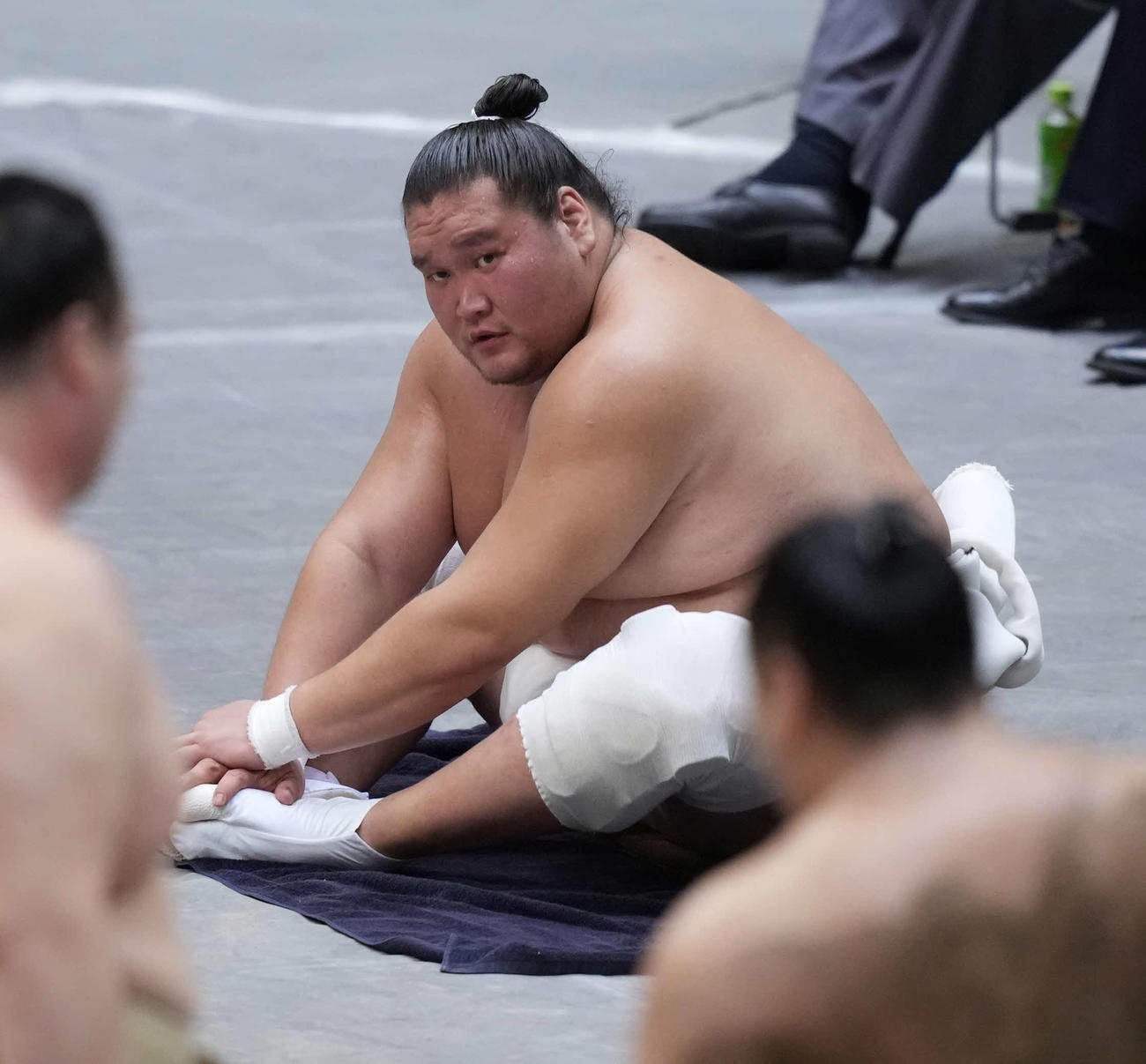 横審稽古総見で土俵下の控えでストレッチする横綱照ノ富士（撮影・小沢裕）