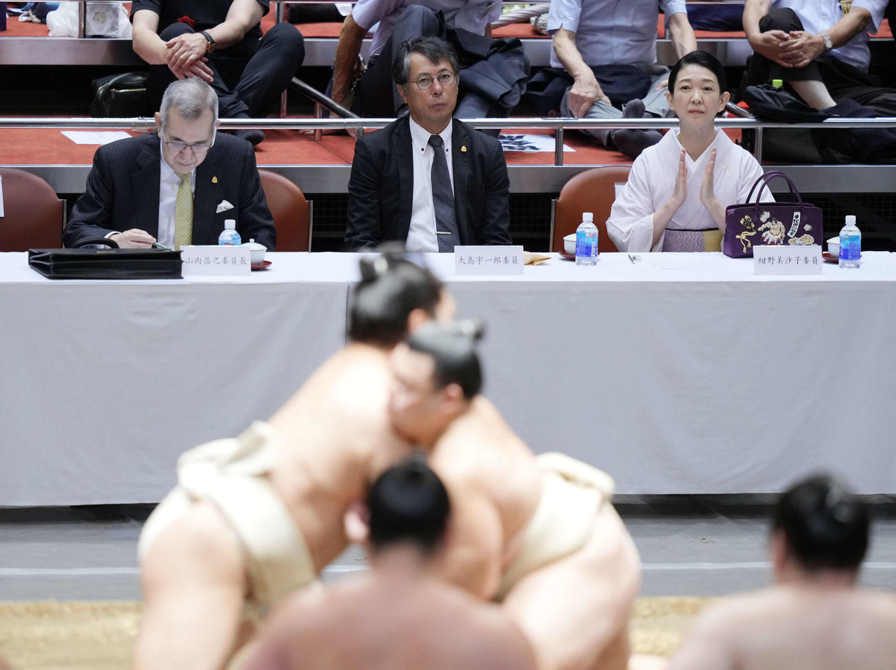一般公開された横審稽古総見で関取衆の申し合い稽古を見つめる、左から横綱審議委員会の山内委員長、大島委員、紺野美沙子委員（撮影・小沢裕）