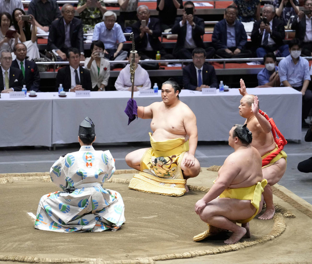 還暦土俵入りに臨む八角理事長（右）。太刀持ちは君ヶ浜親方（元関脇隠岐の海）、露払いは北勝富士（撮影・小沢裕）