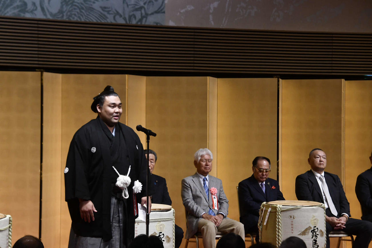 大関昇進祝賀会前であいさつする霧島（撮影・平山連）