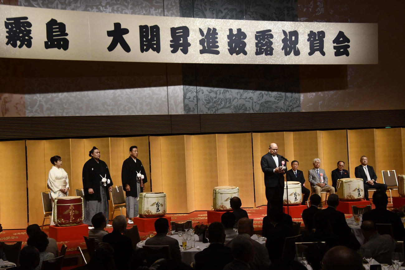 霧島の大関昇進祝賀会であいさつする八角理事長（撮影・平山連）