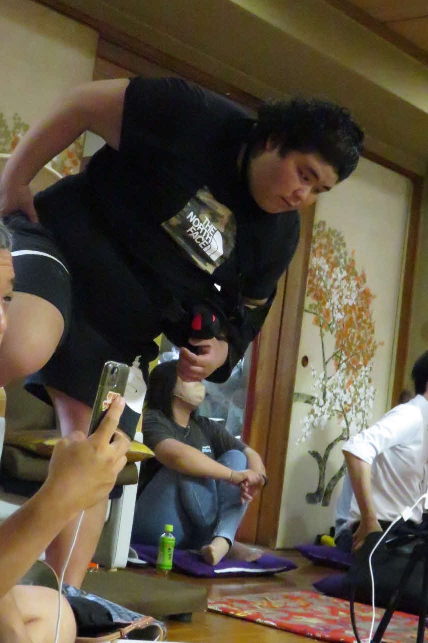 手術した左腕に装具を施し、稽古中に上がり座敷で右足を上げてバランスを取る伯桜鵬