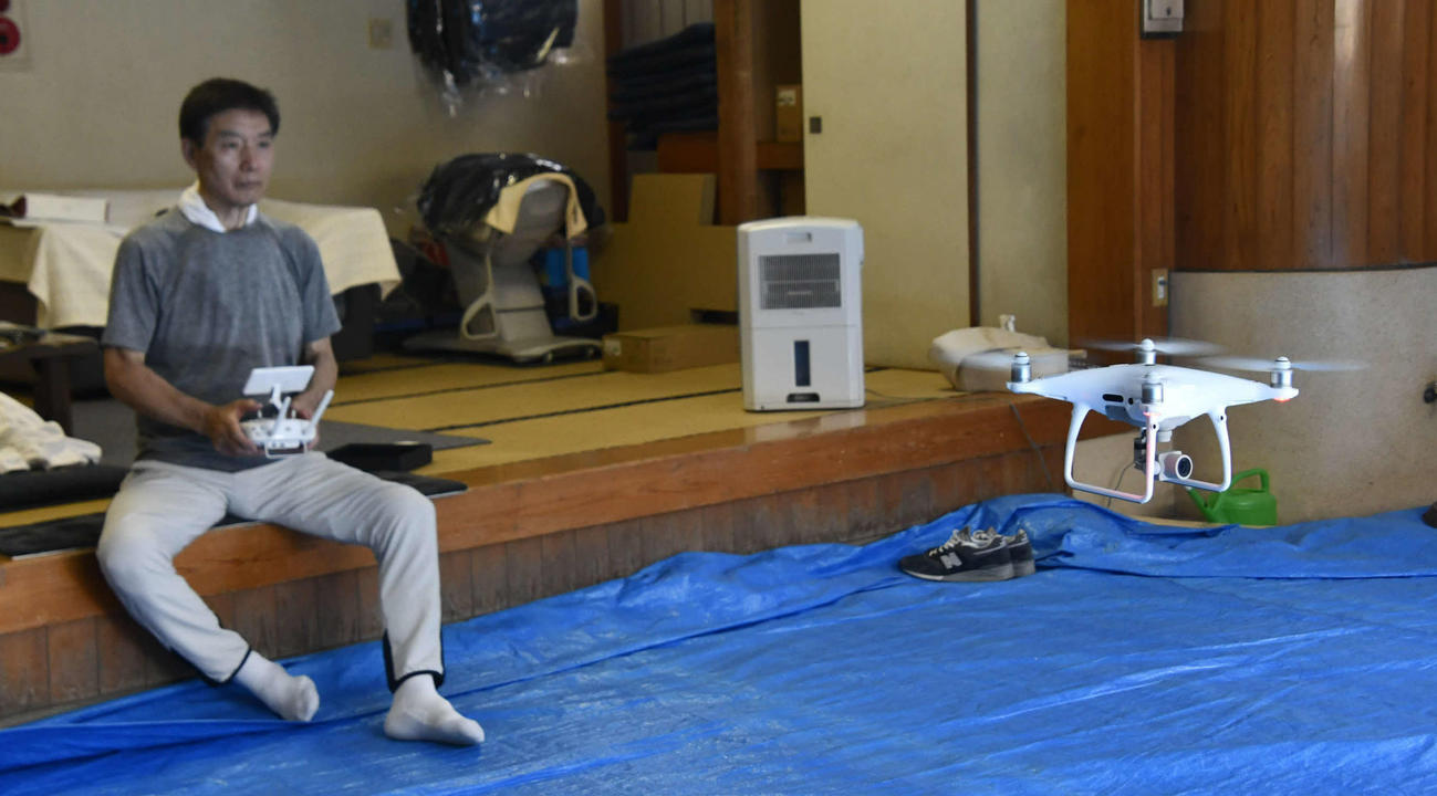 ドローンを巧みに操る峰崎親方（撮影・平山連）