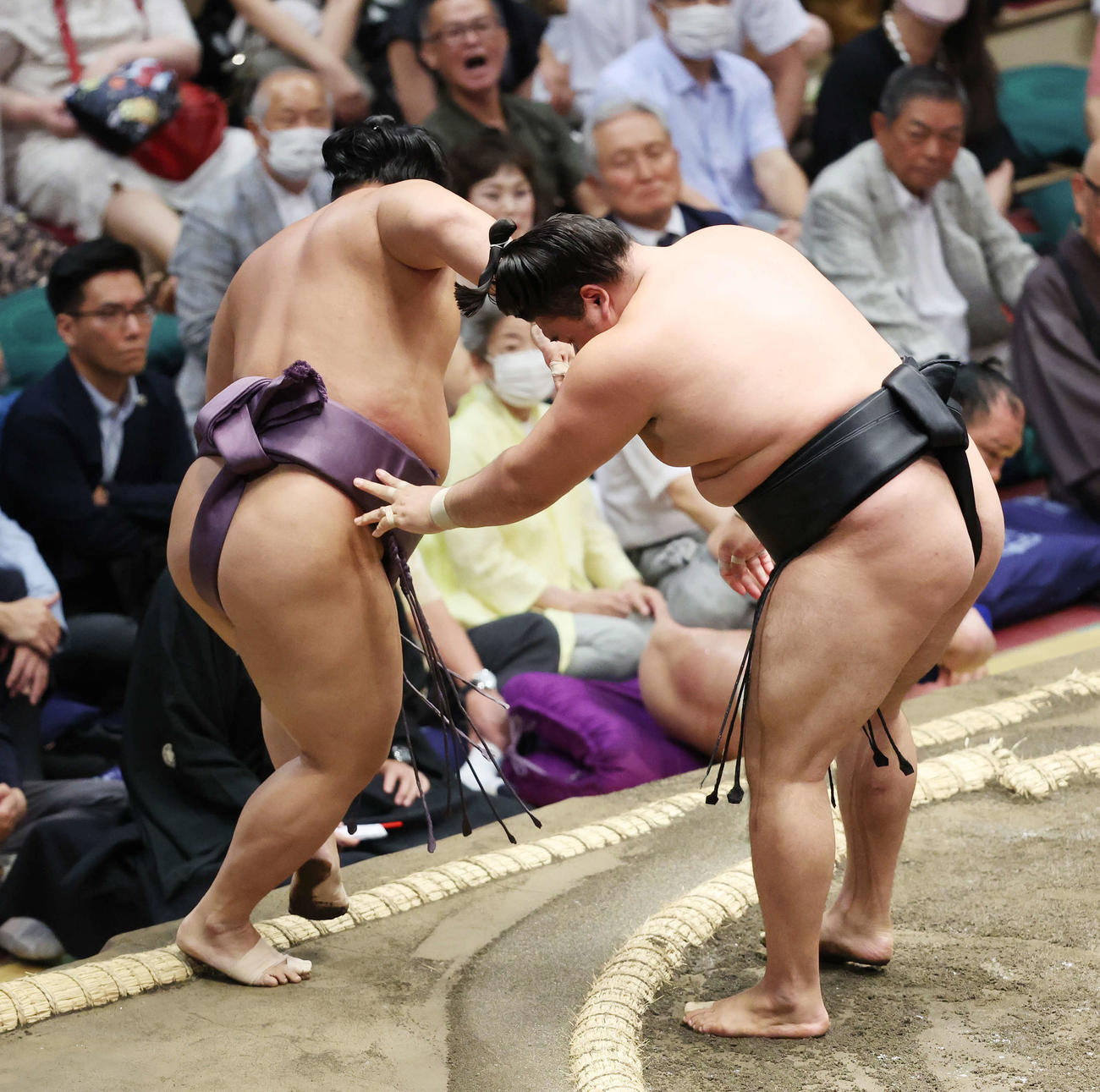 つり出しで翔猿（左）を破る霧島（撮影・宮地輝）