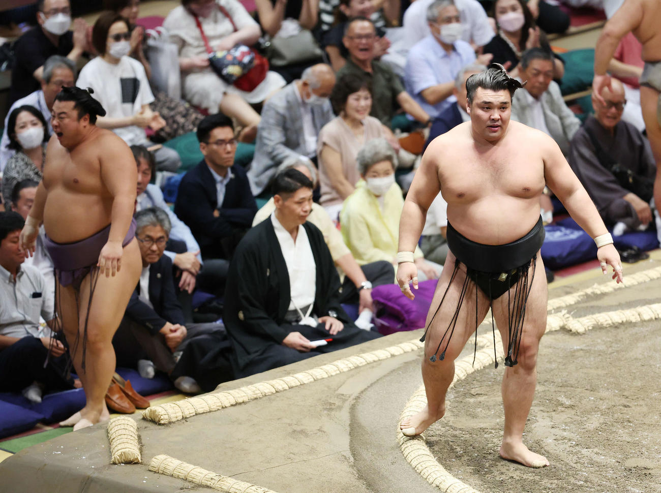 つり出しで翔猿（左）を破った霧島（撮影・宮地輝）