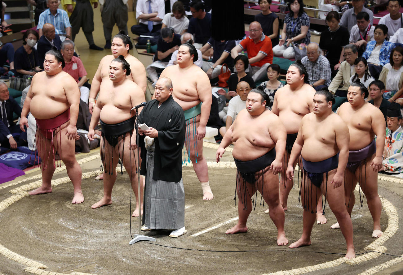 協会あいさつに臨む、前列左から大栄翔、霧島、八角理事長、貴健斗、豊昇龍、後列左から錦木、琴ノ若、若元春、翔猿（撮影・宮地輝）