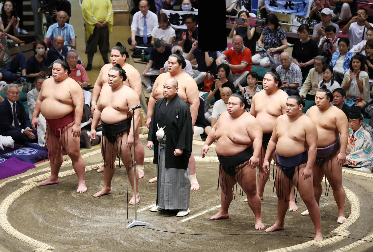 協会あいさつに臨む、前列左から大栄翔、霧島、八角理事長、貴健斗、豊昇龍、後列左から錦木、琴ノ若、若元春、翔猿（撮影・宮地輝）