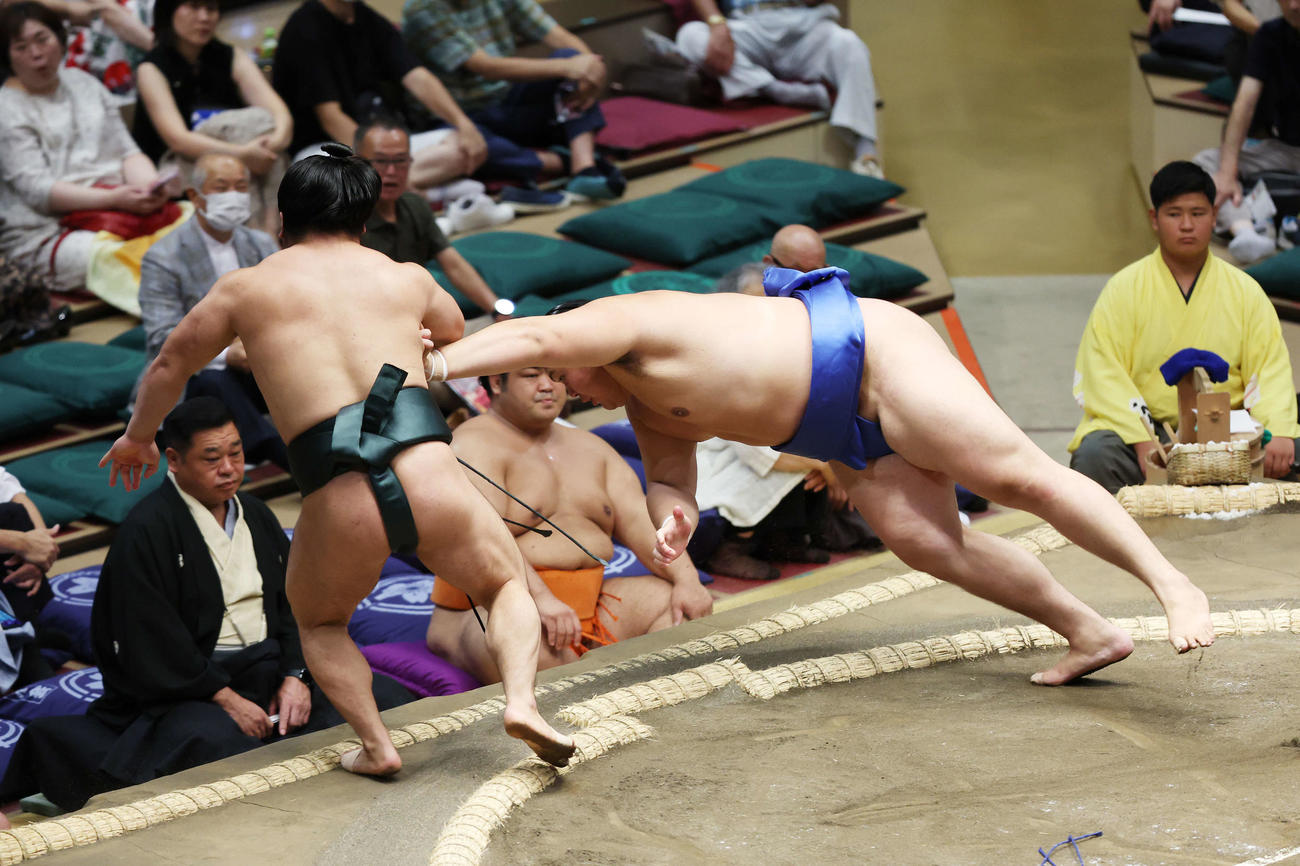押し出しで朝紅龍（左）を破る大の里（撮影・宮地輝）