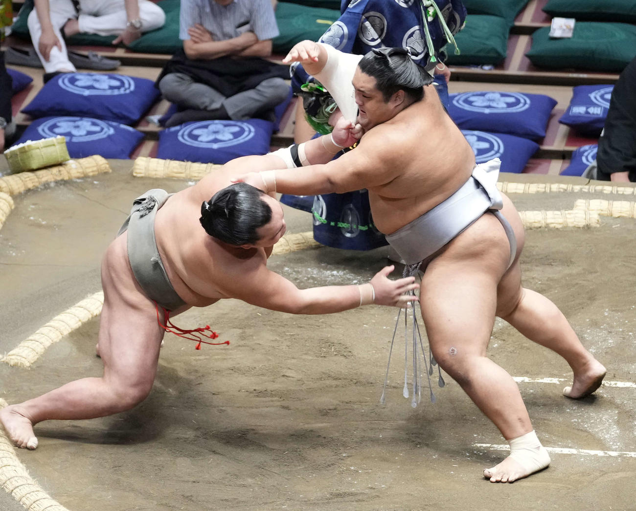 天照鵬（右）は押し倒しで塚原を破る（撮影・小沢裕）