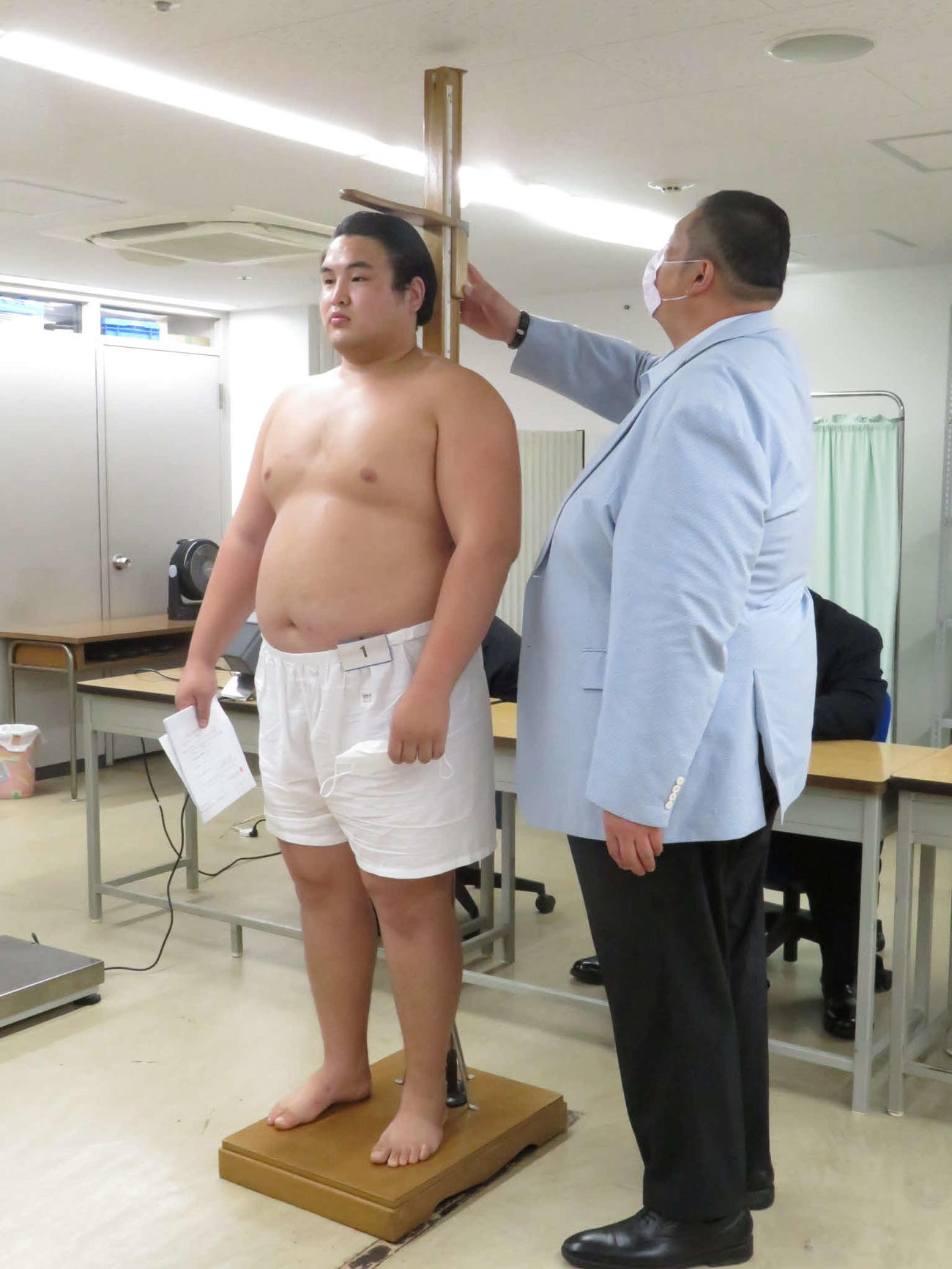 4日、新弟子検査に臨むチョイジルスレン。右は佐渡ケ嶽親方