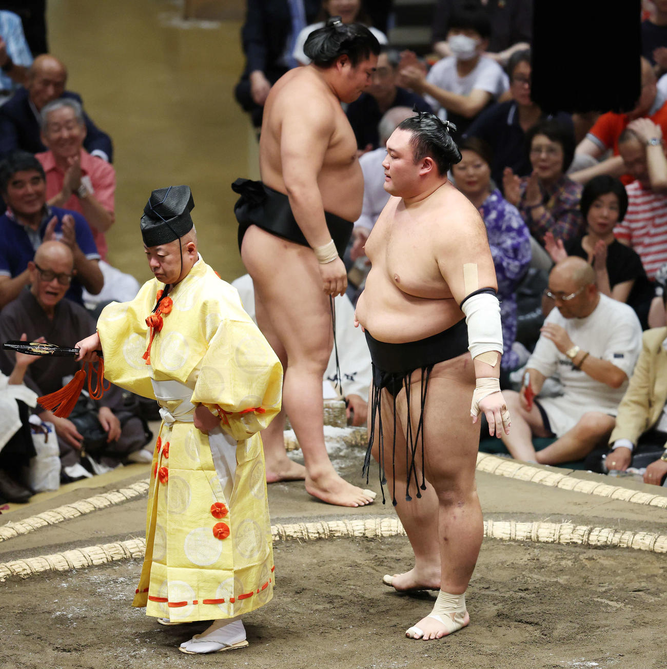 寄り切りで若元春（後方）を破った朝乃山（撮影・宮地輝）