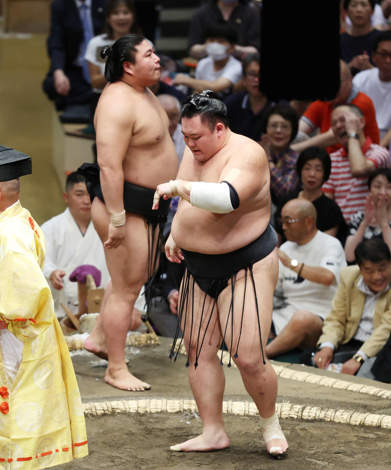 寄り切りで若元春（後方）を破った朝乃山（撮影・宮地輝）