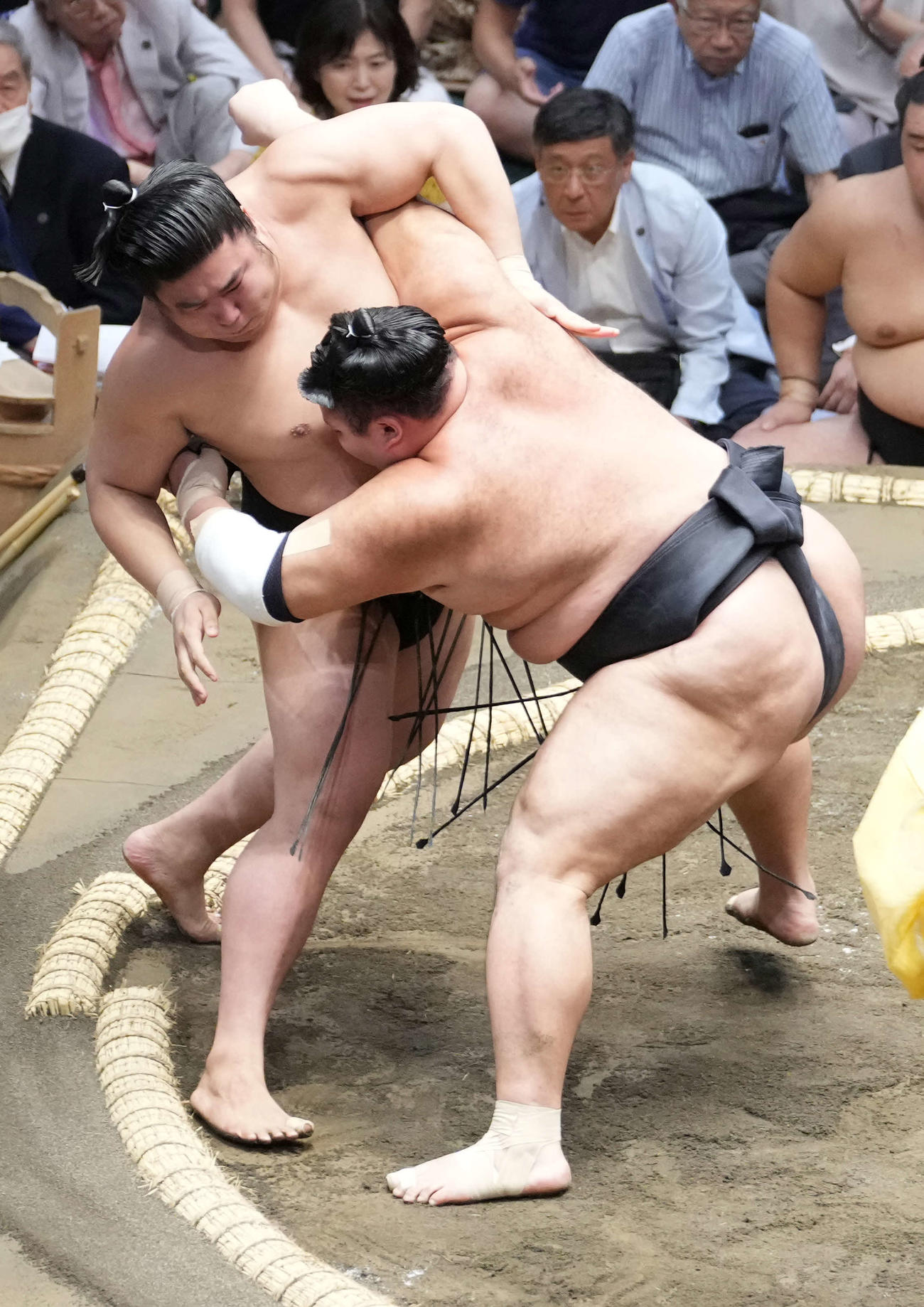 朝乃山（右）は若元春を寄り切りで破る（撮影・小沢裕）