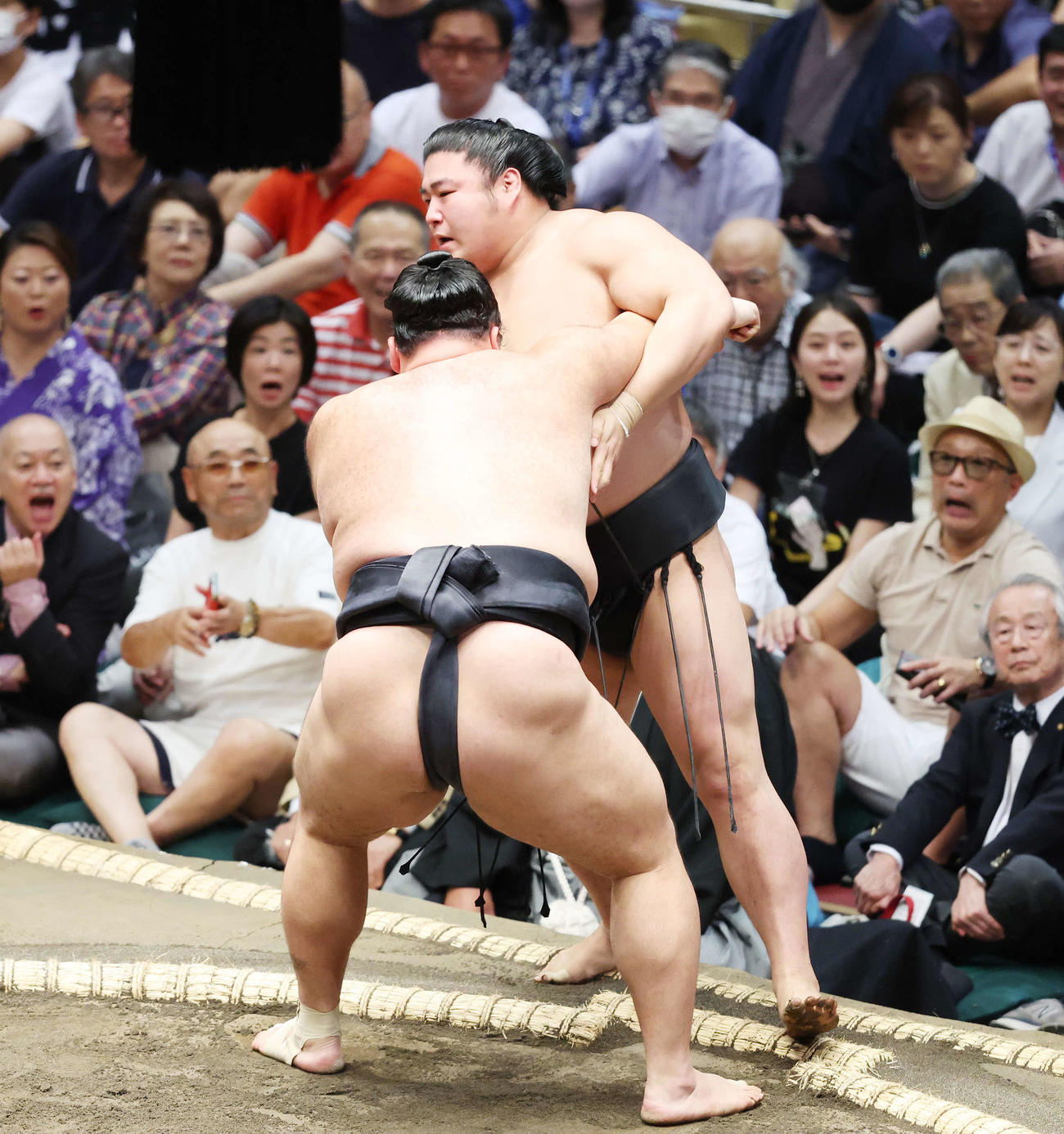 寄り切りで朝乃山（手前）に敗れる若元春（撮影・宮地輝）