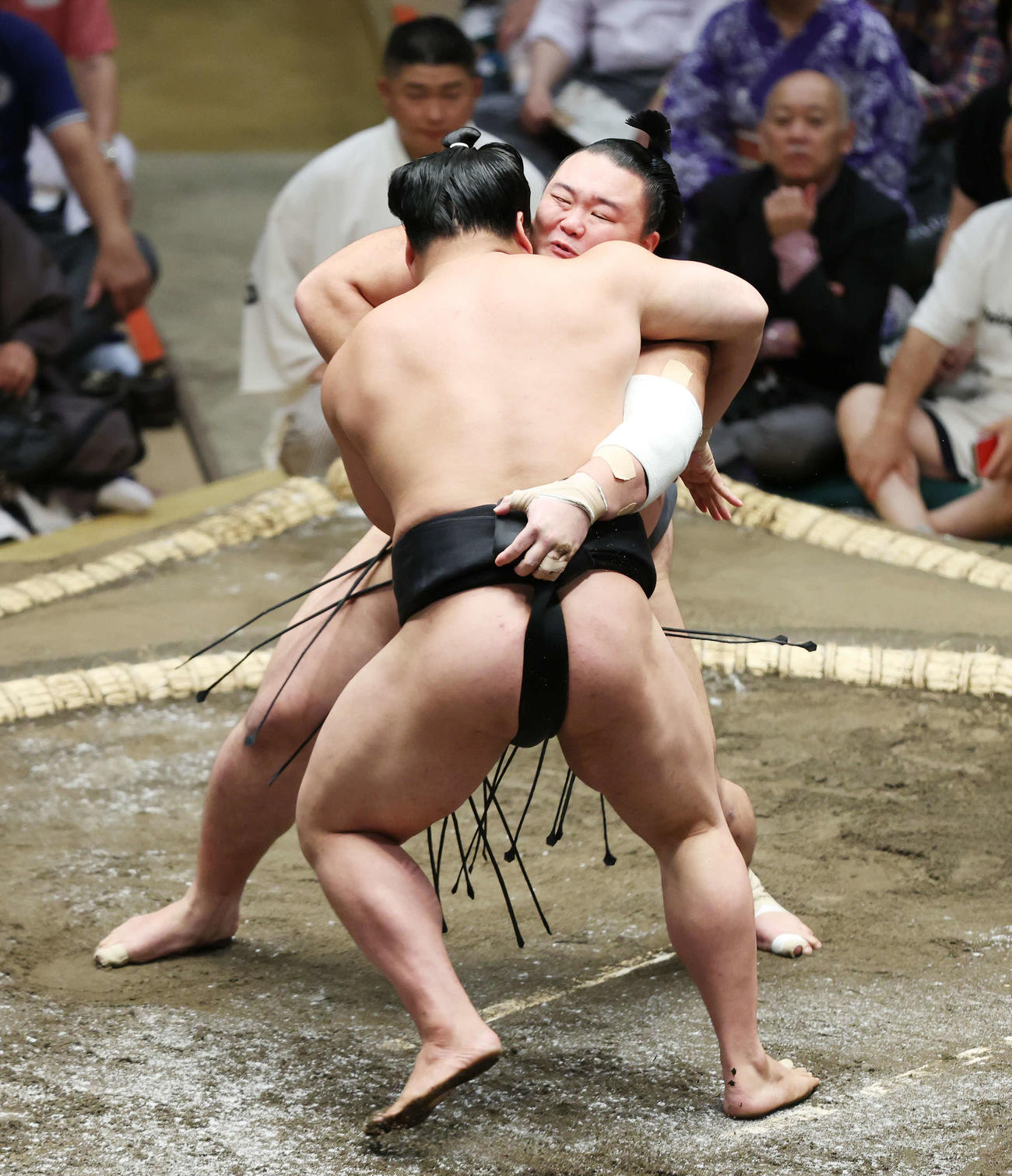 若元春（手前）と組み合う朝乃山（撮影・宮地輝）