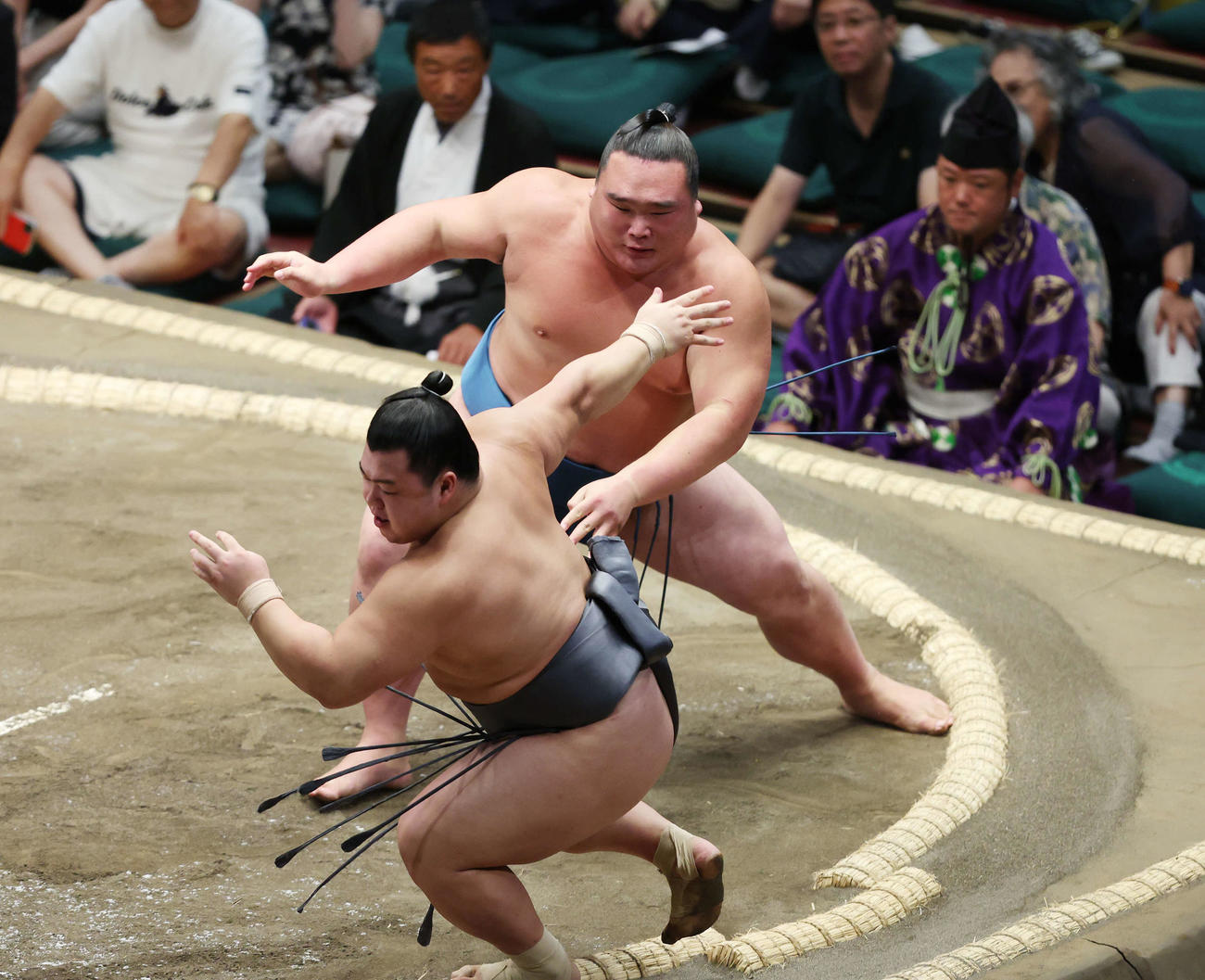 押し出しで輝鵬（手前）を破る高橋（撮影・宮地輝）