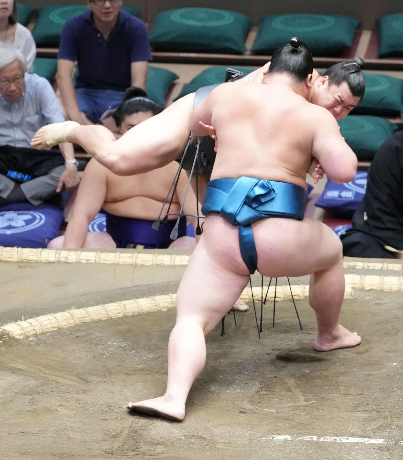 高橋（手前）は輝鵬を押し出しで破る（撮影・小沢裕）