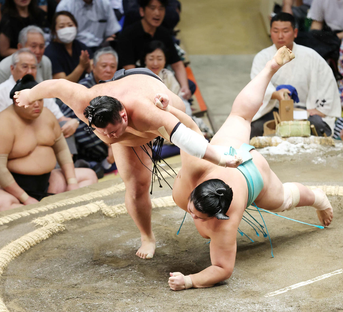 上手投げで琴ノ若（右）を破る朝乃山（撮影・宮地輝）