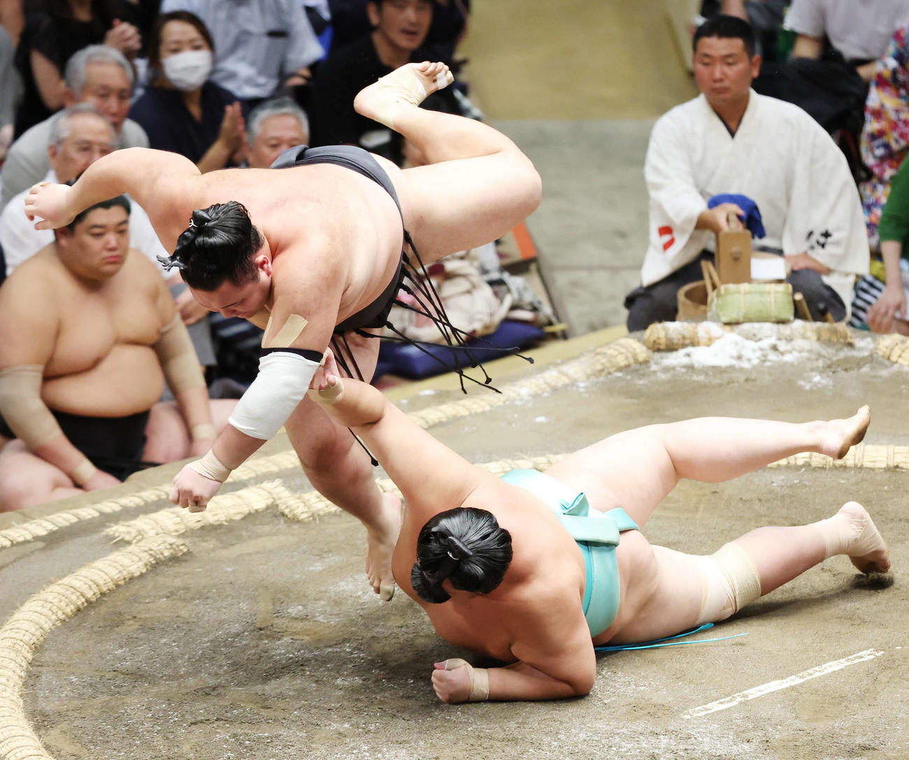 上手投げで琴ノ若（右）を破る朝乃山（撮影・宮地輝）