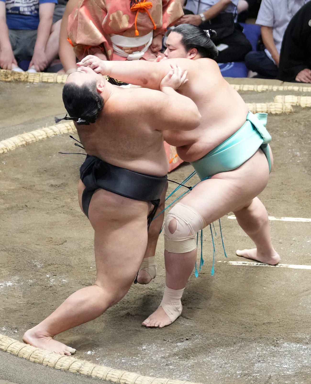 琴ノ若（右）の攻めを土俵際でこらえる朝乃山（撮影・小沢裕）