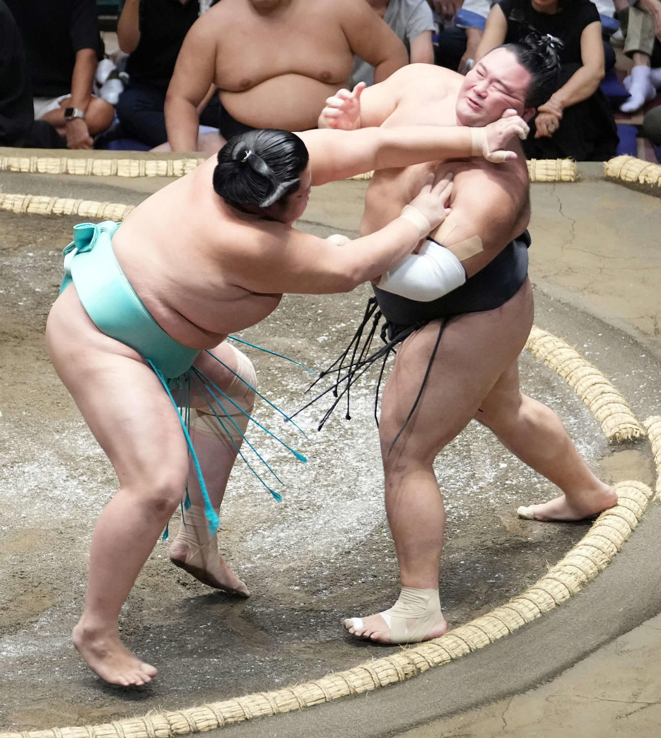 琴ノ若（左）の攻めを土俵際でこらえる朝乃山（撮影・小沢裕）