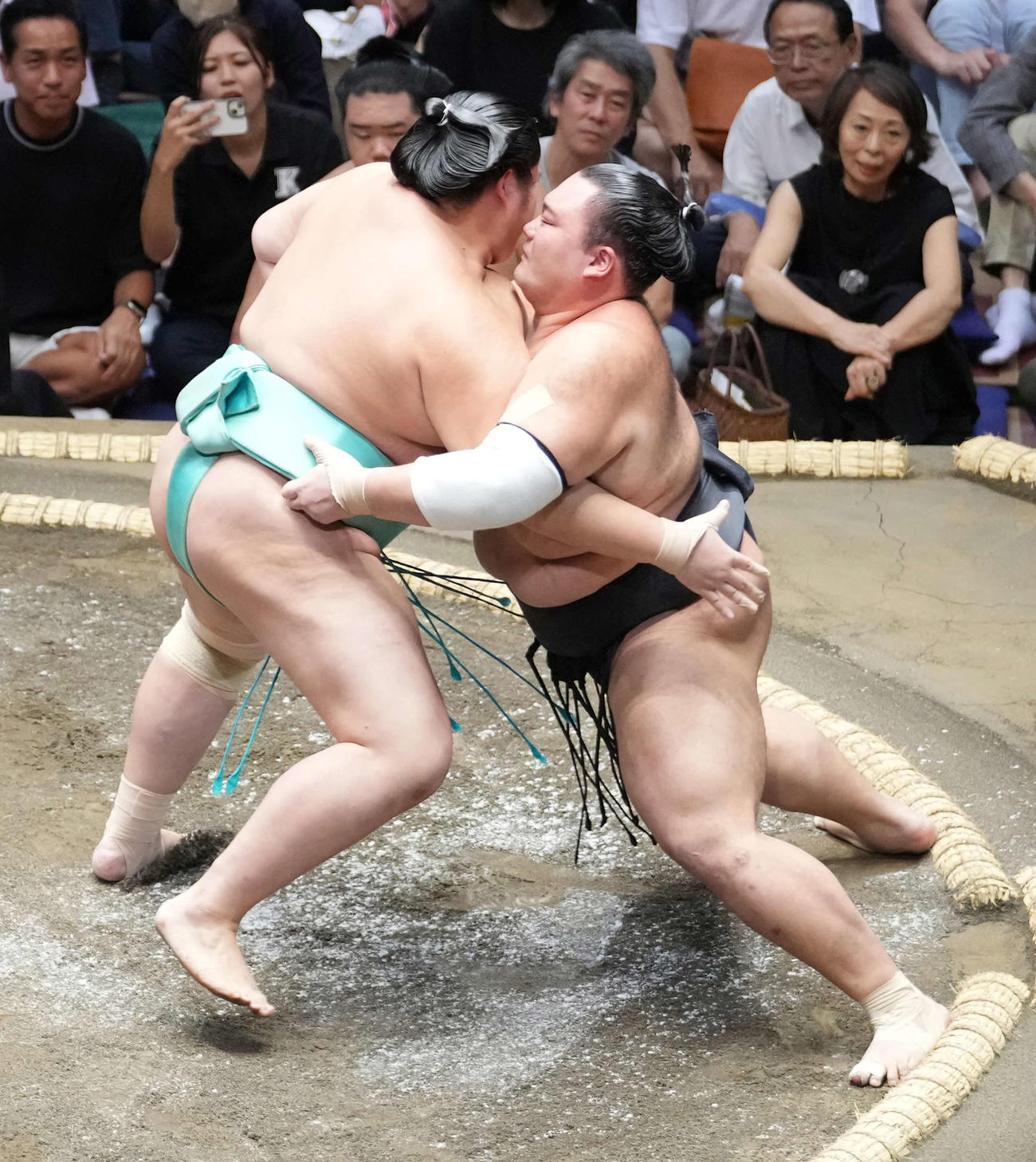 琴ノ若（左）の攻めを土俵際でこらえる朝乃山（撮影・小沢裕）