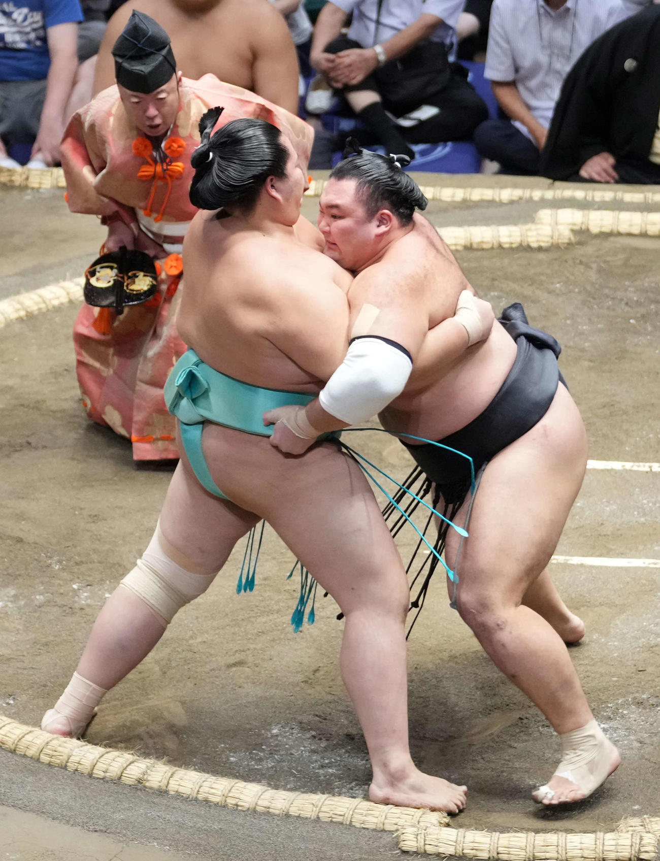 琴ノ若（左）を土俵際へ攻め込む朝乃山（撮影・小沢裕）