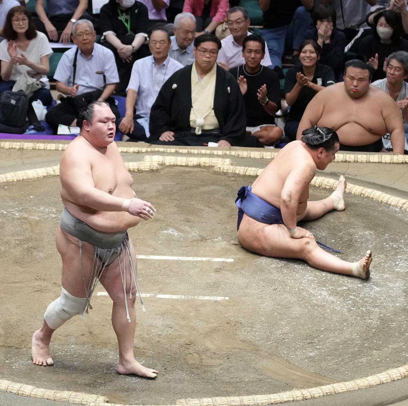 北勝富士（左）は豊昇龍をはたき込みで破る（撮影・小沢裕）