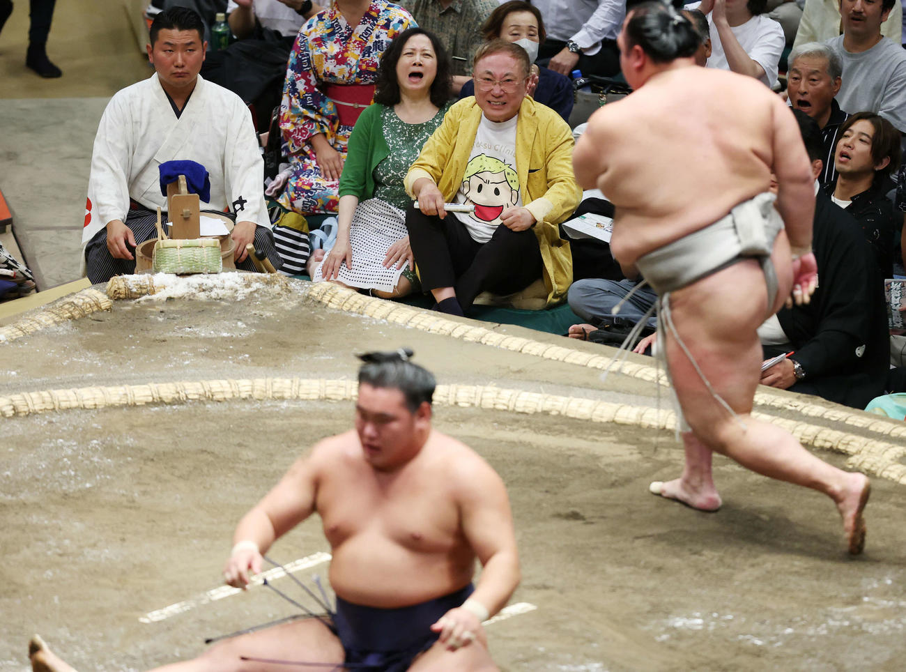 豊昇龍（手前）が北勝富士に敗れ、悔しい表情の高須克弥院長（後方中央）と漫画家の西原理恵子氏（撮影・宮地輝）