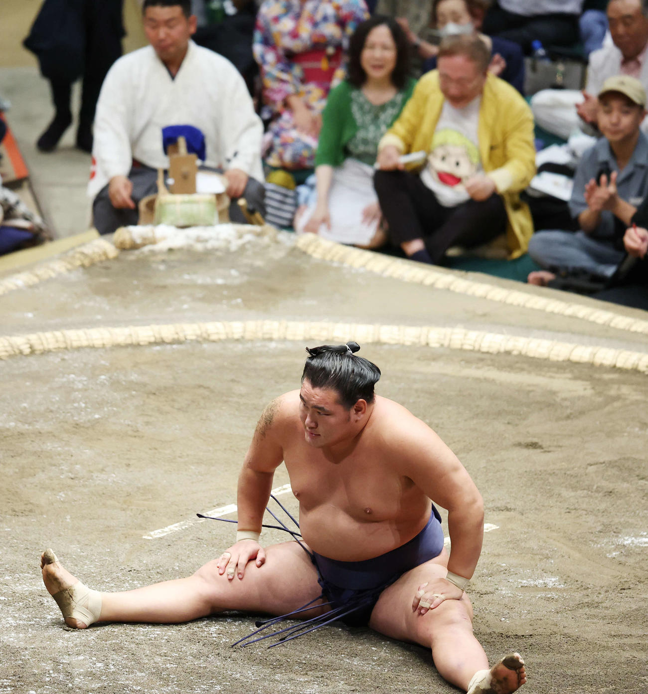 はたき込みで北勝富士に敗れた豊昇龍（撮影・宮地輝）