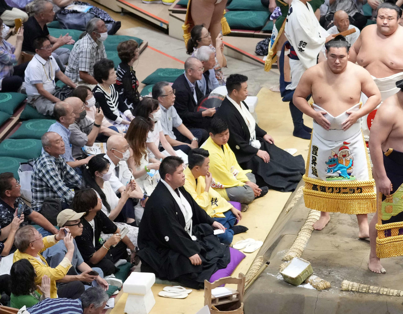 自身が贈呈した化粧まわしで土俵入りに臨む豊昇龍（右）をスマホで撮影する高須クリニックの高須克弥院長（左端）（撮影・小沢裕）
