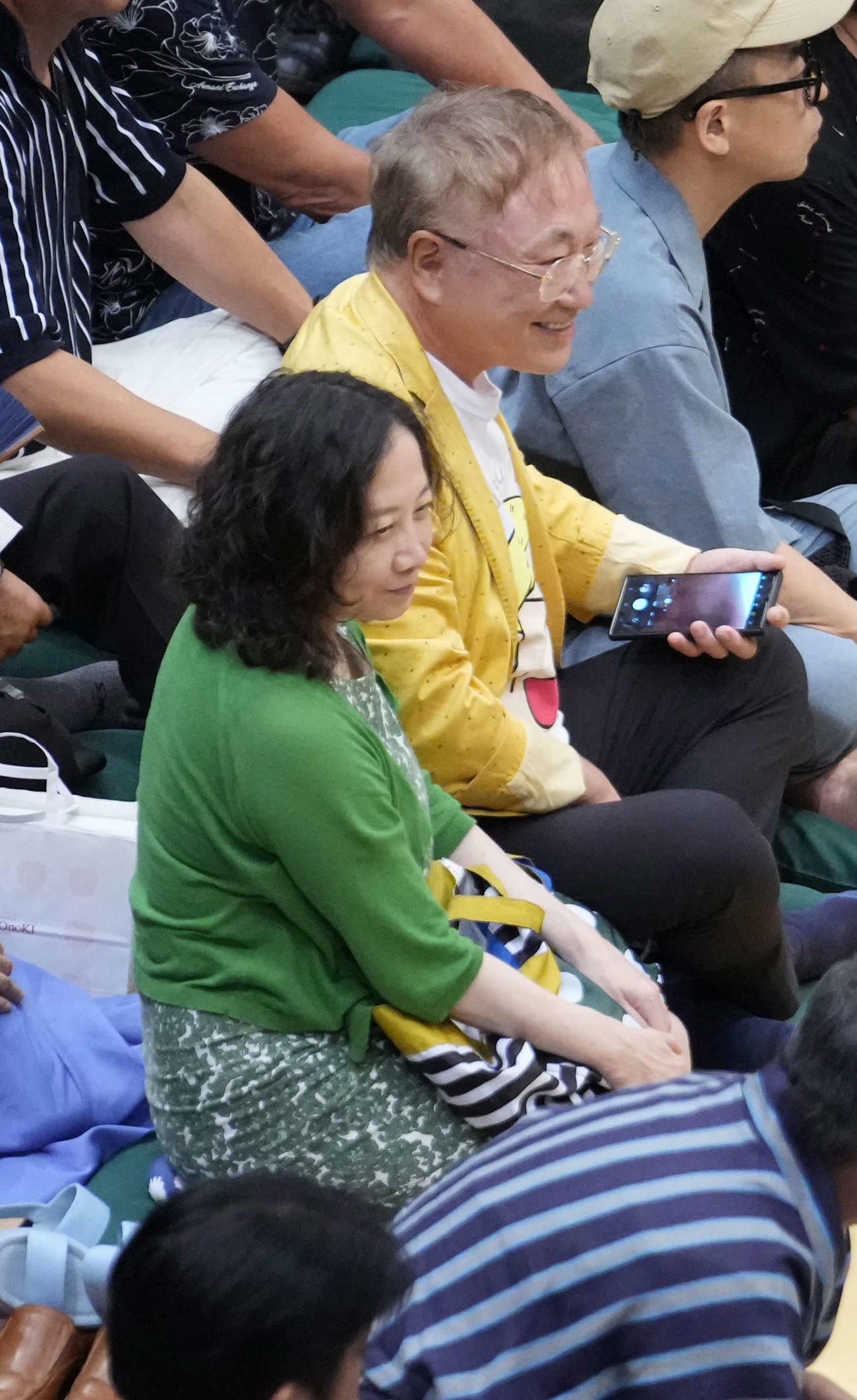 スマホを手に笑顔を見せる高須クリニックの高須院長。手前左は漫画家の西原理恵子氏（撮影・小沢裕）