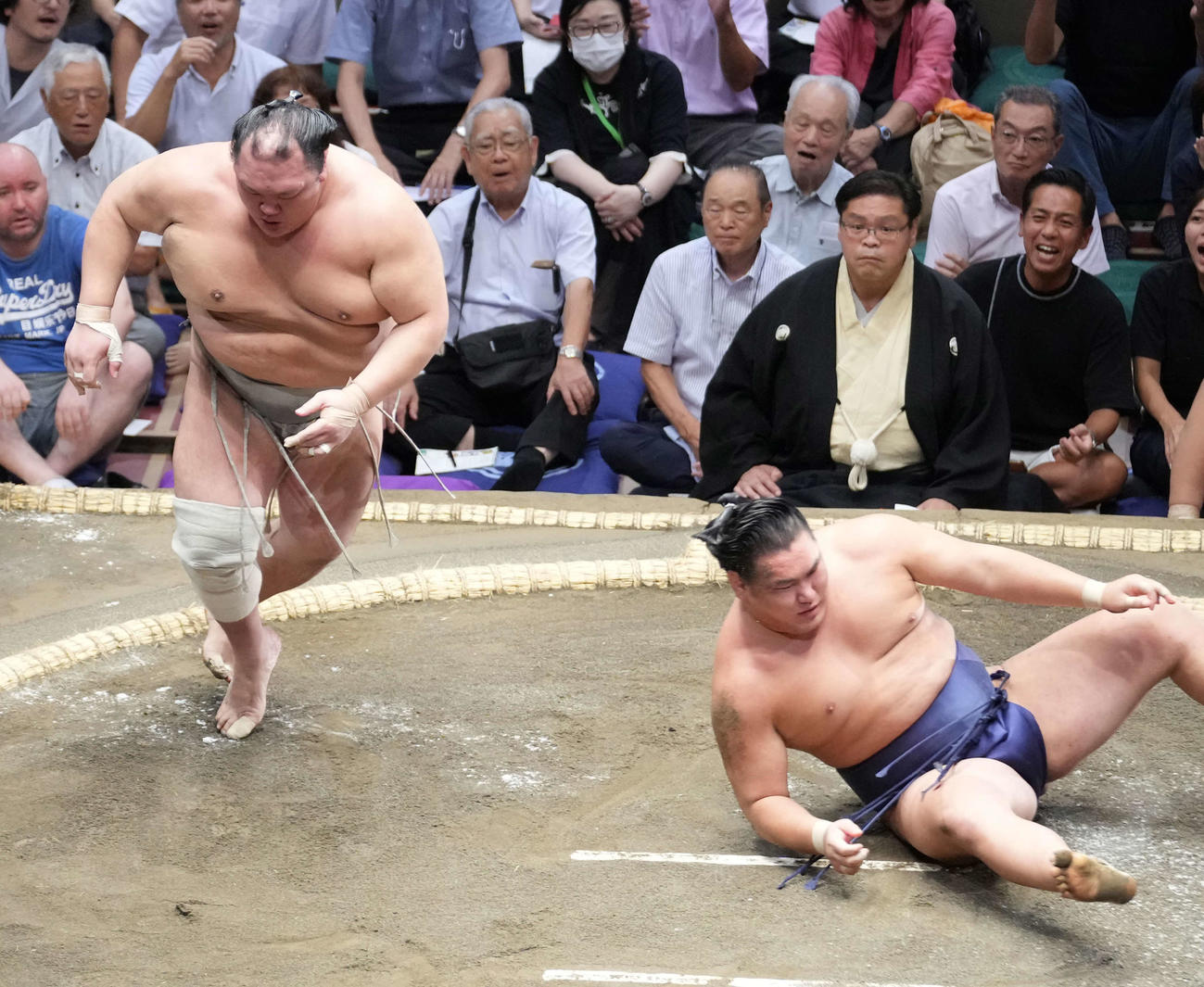 豊昇龍（右）は北勝富士にはたき込みで敗れる（撮影・小沢裕）
