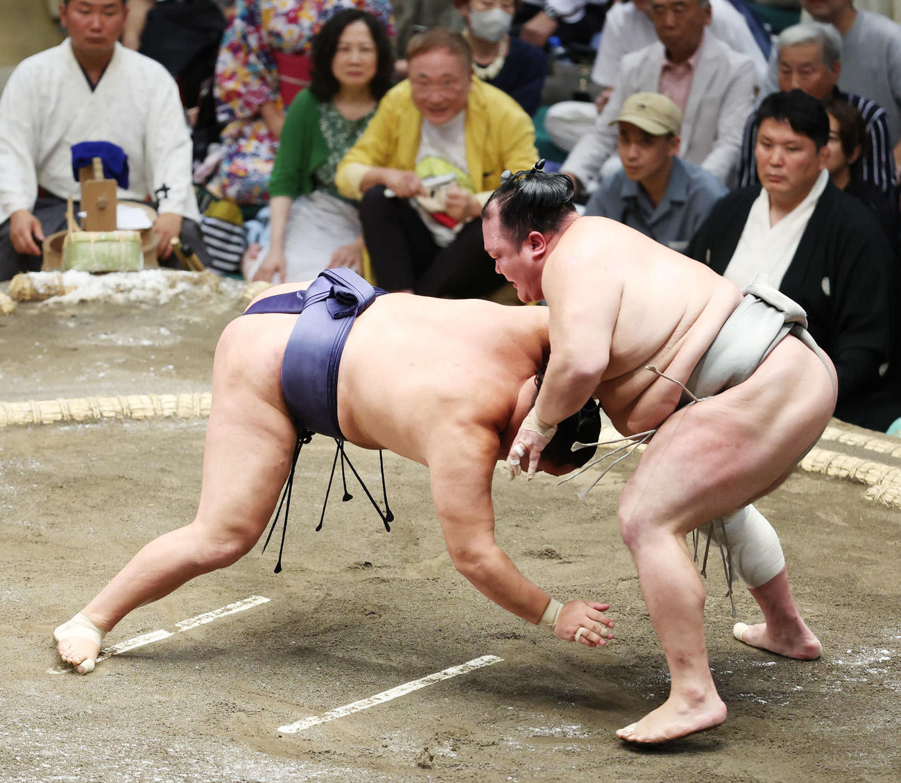 はたき込みで豊昇龍（左）を破る北勝富士（撮影・宮地輝）