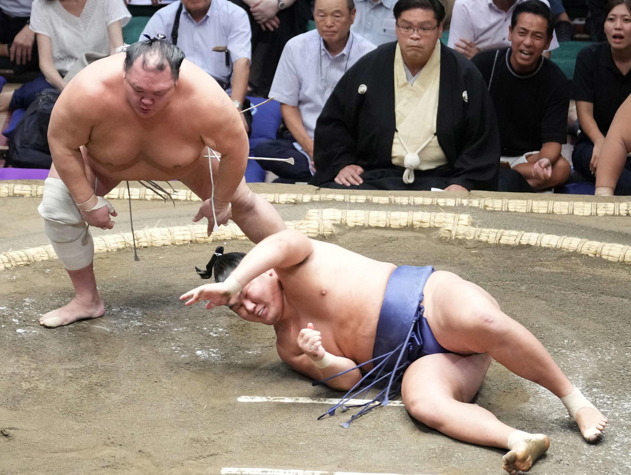 豊昇龍（右）は北勝富士にはたき込みで敗れる（撮影・小沢裕）
