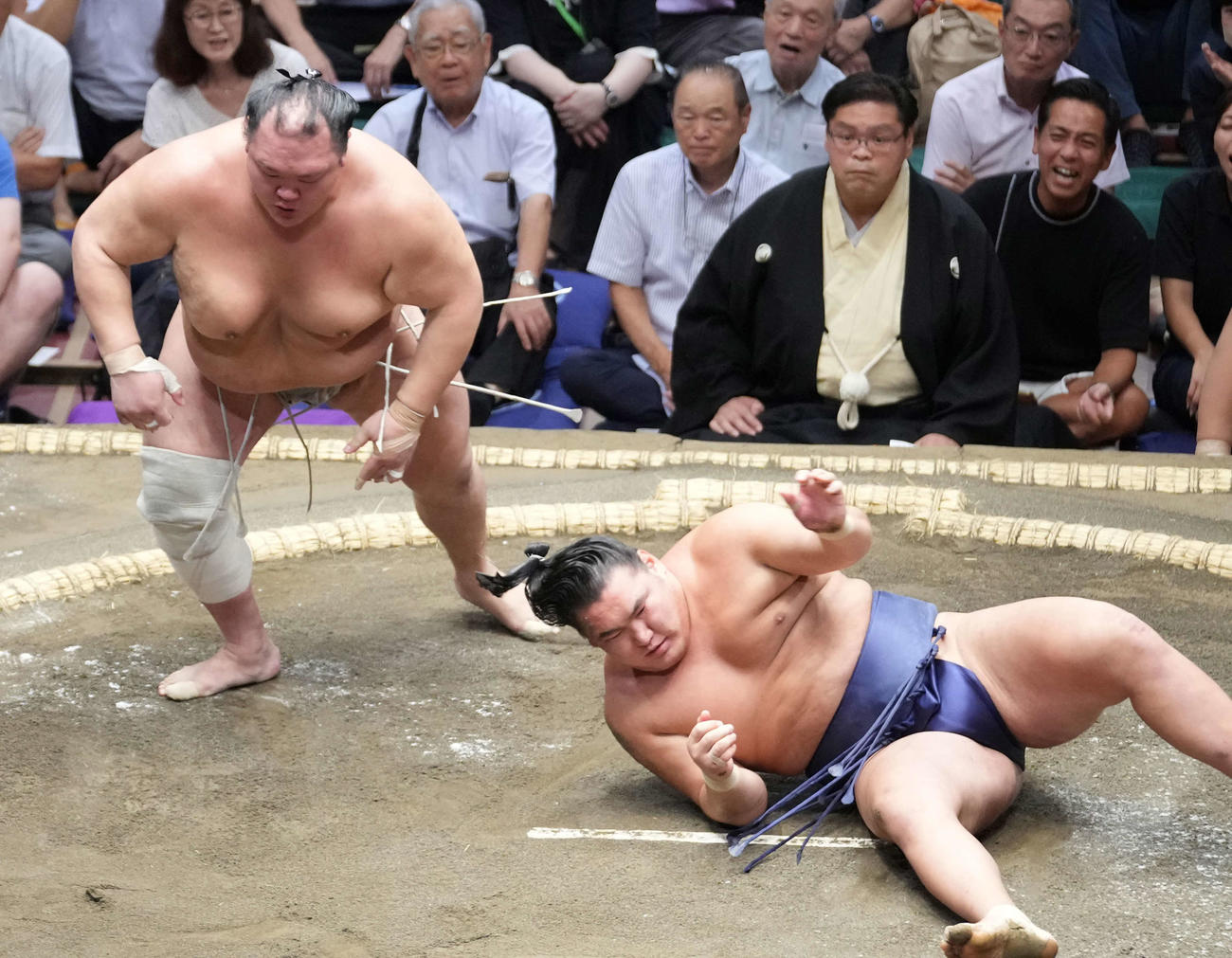 豊昇龍（右）は北勝富士にはたき込みで敗れる（撮影・小沢裕）