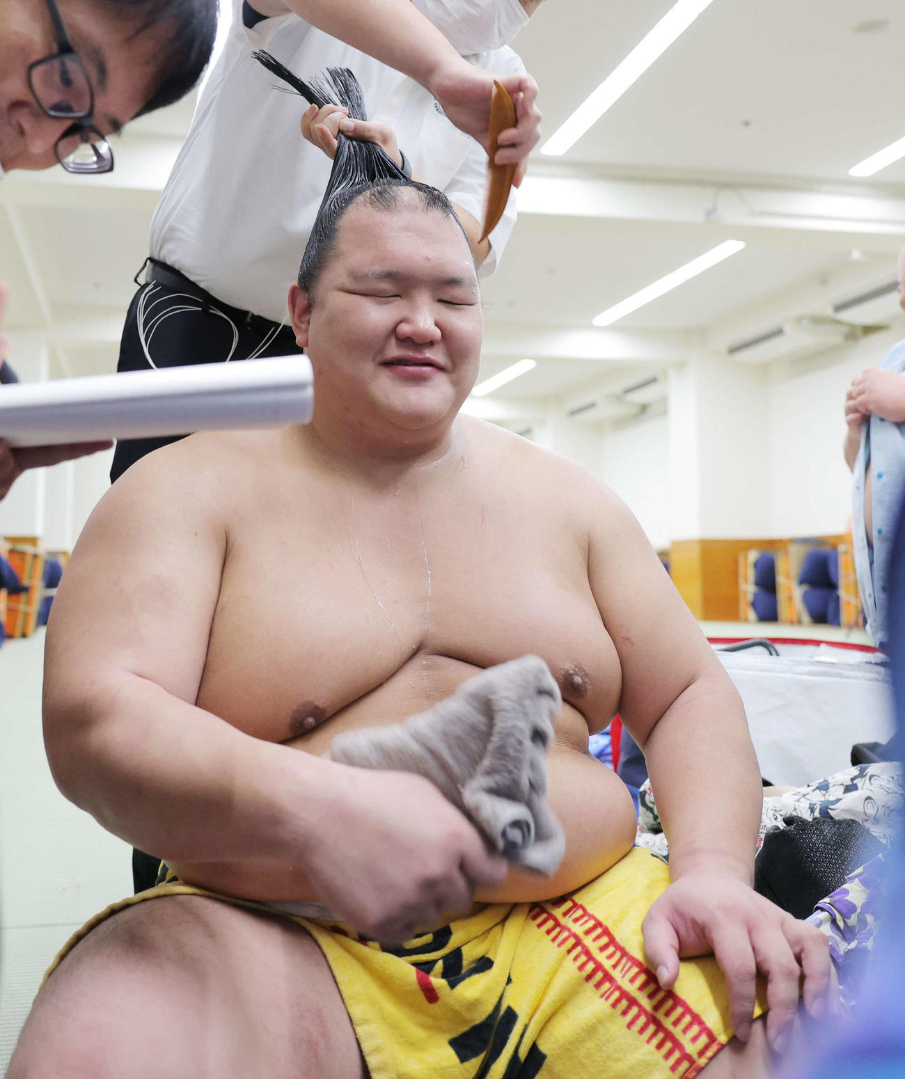 支度部屋で笑顔を見せる北勝富士