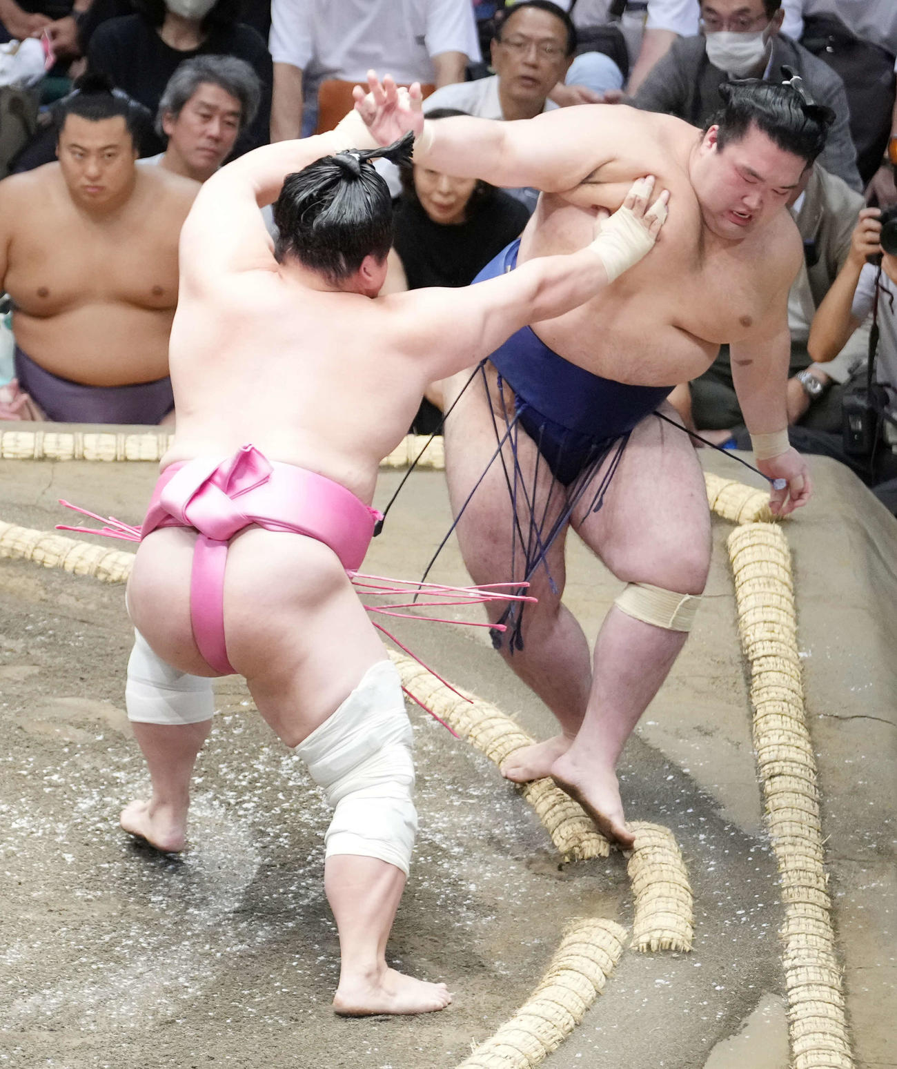宇良（左）は豪ノ山を押し出しで破る（撮影・小沢裕）
