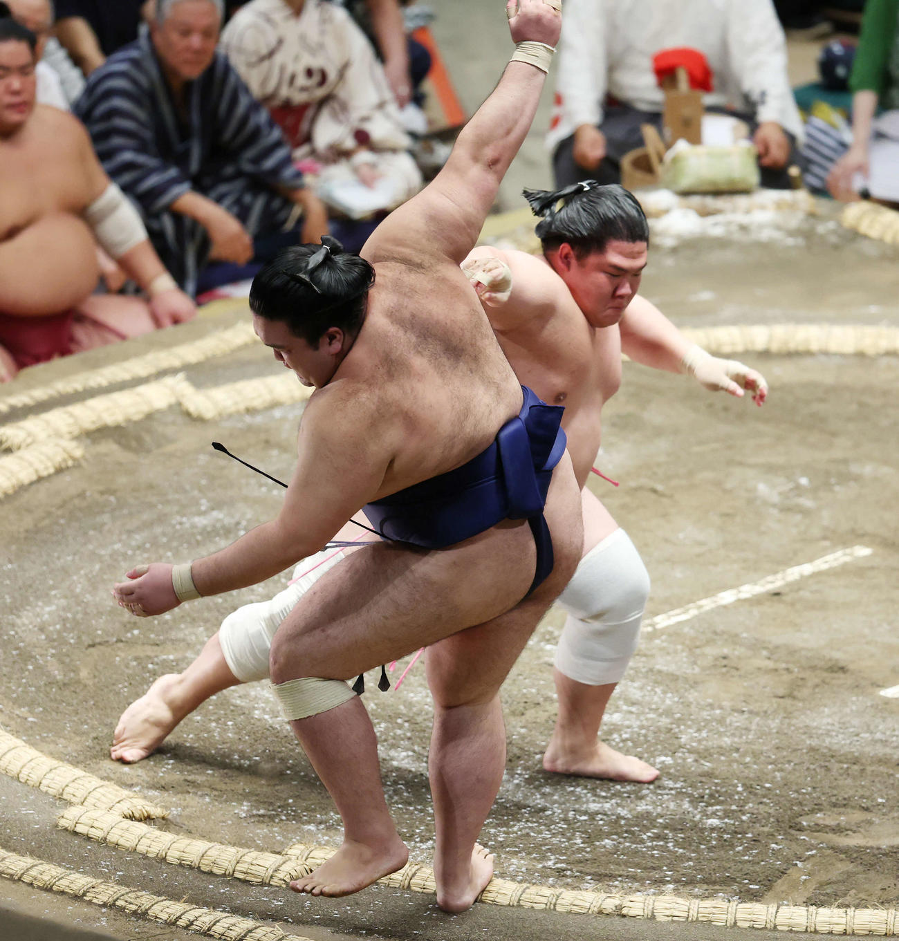 押し出しで豪ノ山（手前）を破る宇良（撮影・宮地輝）