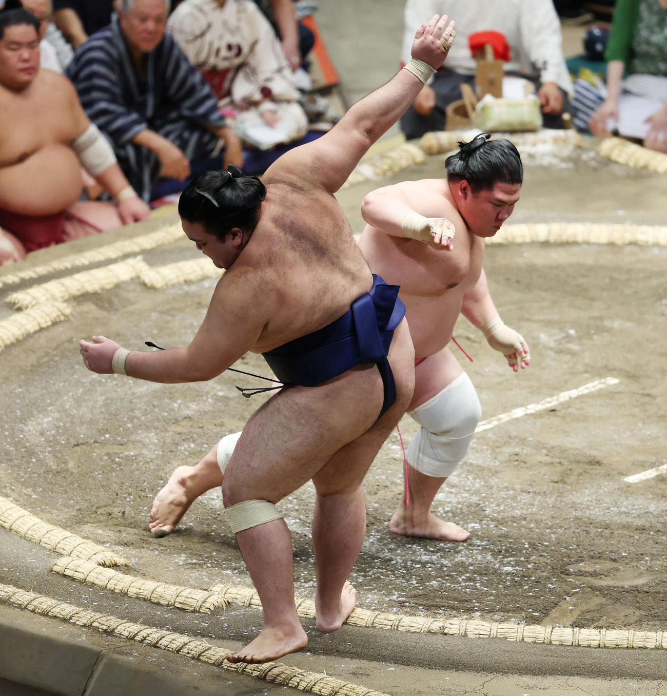 押し出しで豪ノ山（手前）を破る宇良（撮影・宮地輝）