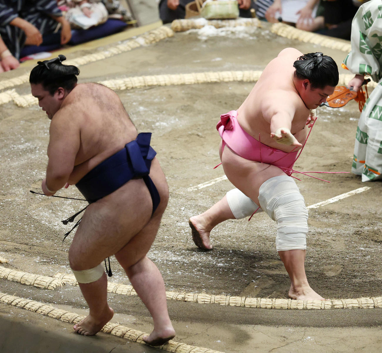 押し出しで豪ノ山（左）を破る宇良（撮影・宮地輝）